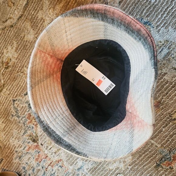 NWT Urban Outfitters winter bucket hat, peach ,off white and black - Picture 4 of 6